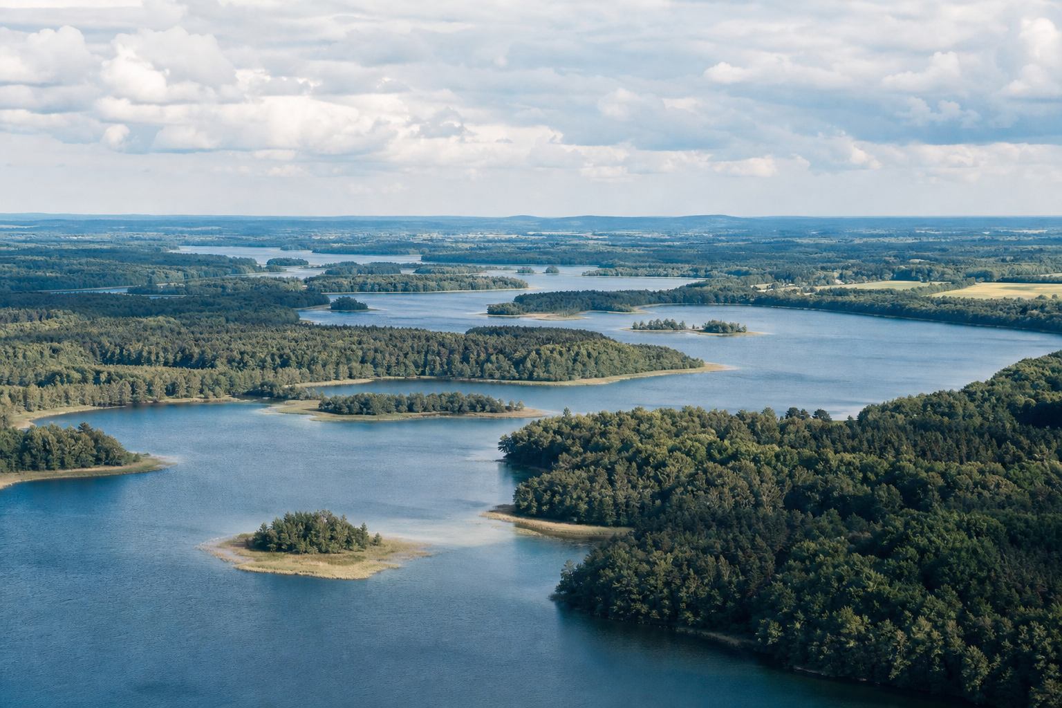 Verbundene Gletscherseen und Waldinseln als Landschaftskette in Mecklenburg